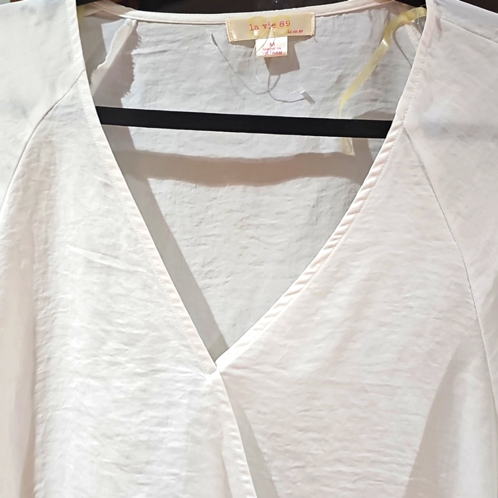 La Vie 89 Elegant Bloouse Wrap Front Float Over Waist White Medium - Picture 2 of 9